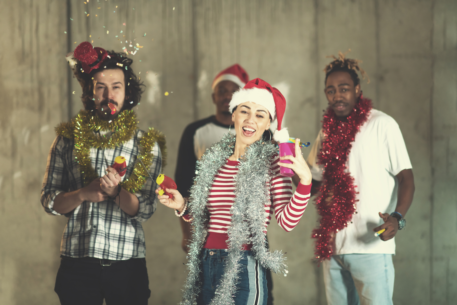Grupa ludzi ubranych w bożonarodzeniowe stroje