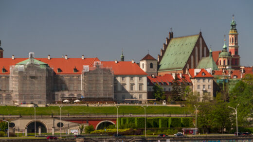 Na zdjęciu widać piękne, historyczne miasto Warszawa, które jest jednym z najważniejszych i najpiękniejszych miast w Polsce. Widać na nim zabytkowe kamienice, katedry oraz rynki, które stanowią pozostałość po dawnej historii i kulturze miasta. Zdjęcie to doskonale ilustruje, jak piękne i historyczne miasta znajdują się w Polsce oraz jak ważne jest zachowanie dziedzictwa kulturowego i historycznego tych miejsc dla przyszłych pokoleń