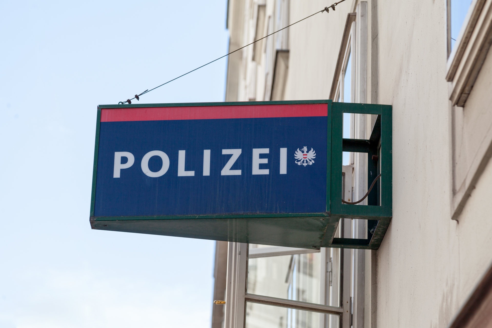 Budynek niemieckiej policji z tabliczką z napisem "polizei"