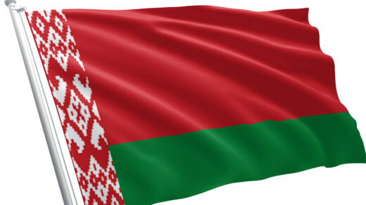 Ten ujmujący obrazek przedstawia białoruską flagę, która jest symbolem narodowym Białorusi, reprezentującym jedność, dumę i tożsamość tego kraju. Czerwony pas na górze flagi symbolizuje odwagę i odwagę, natomiast zielona belka na dole reprezentuje bogactwo naturalne kraju. Białoruska flaga jest nie tylko symbolem narodowym, ale również manifestacją narodowej historii i kultury, stanowiącą źródło dumy dla mieszkańców Białorusi