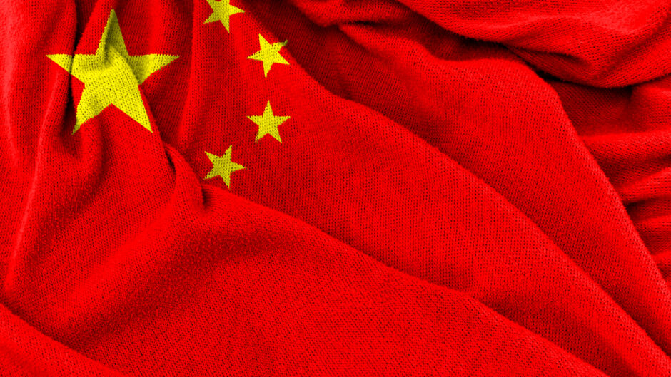 Flaga Chin, która jest wizualnym symbolem tego wielkiego kraju o bogatej historii i potężnej gospodarce