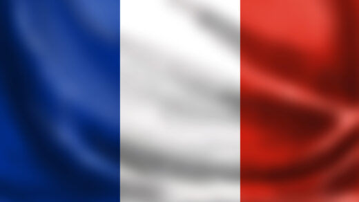Francuska flaga, którą charakteryzuje trójkolorowy układ: niebieski, biały i czerwony kolor
