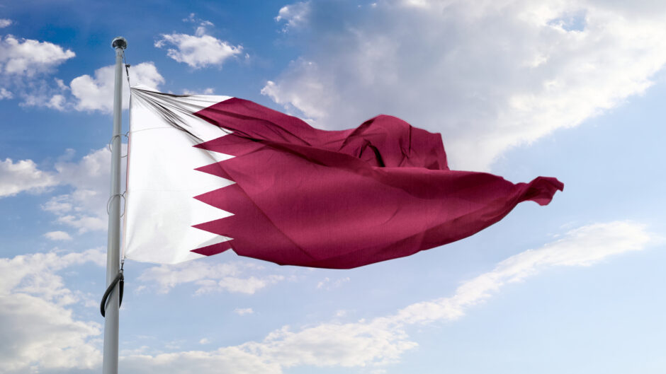 Flaga Kataru, która jest symbolem narodowym tego kraju, reprezentującym jego historię, kulturę i tożsamość, powiewająca na wietrze