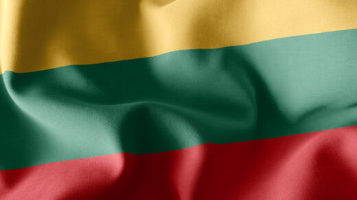 Flaga Litwy, która składa się z trzech poziomych pasów: żółtego, zielonego i czerwonego