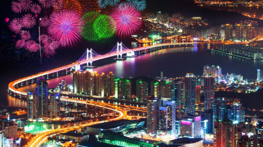 Zapierający dech w piersiach krajobraz Korei Południowej nocą z kolorowymi miejskimi światłami