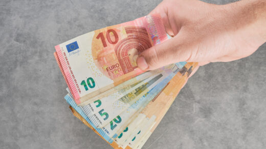 Niemieckie banknoty, które są symbolem gospodarki Niemiec trzymane w dłoniach
