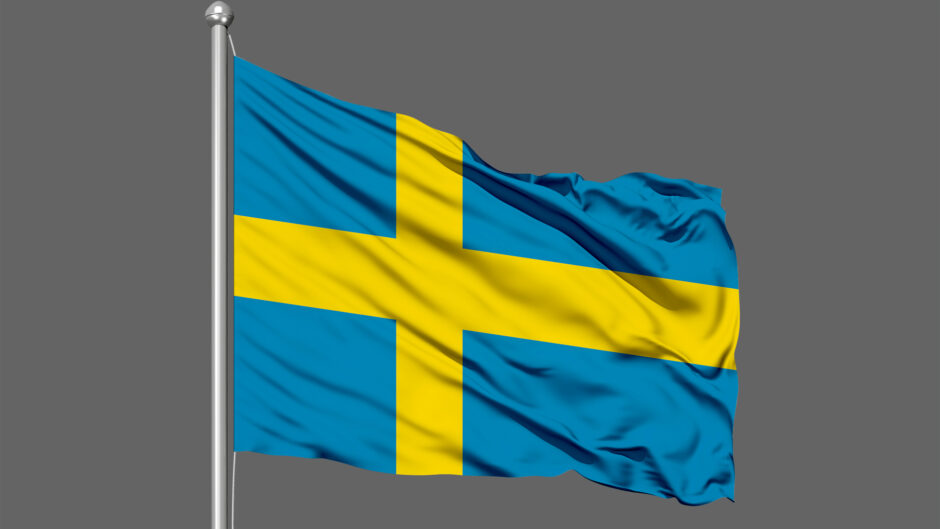 Szwedzka flaga, która jest symbolem narodowym Szwecji na szarym tle