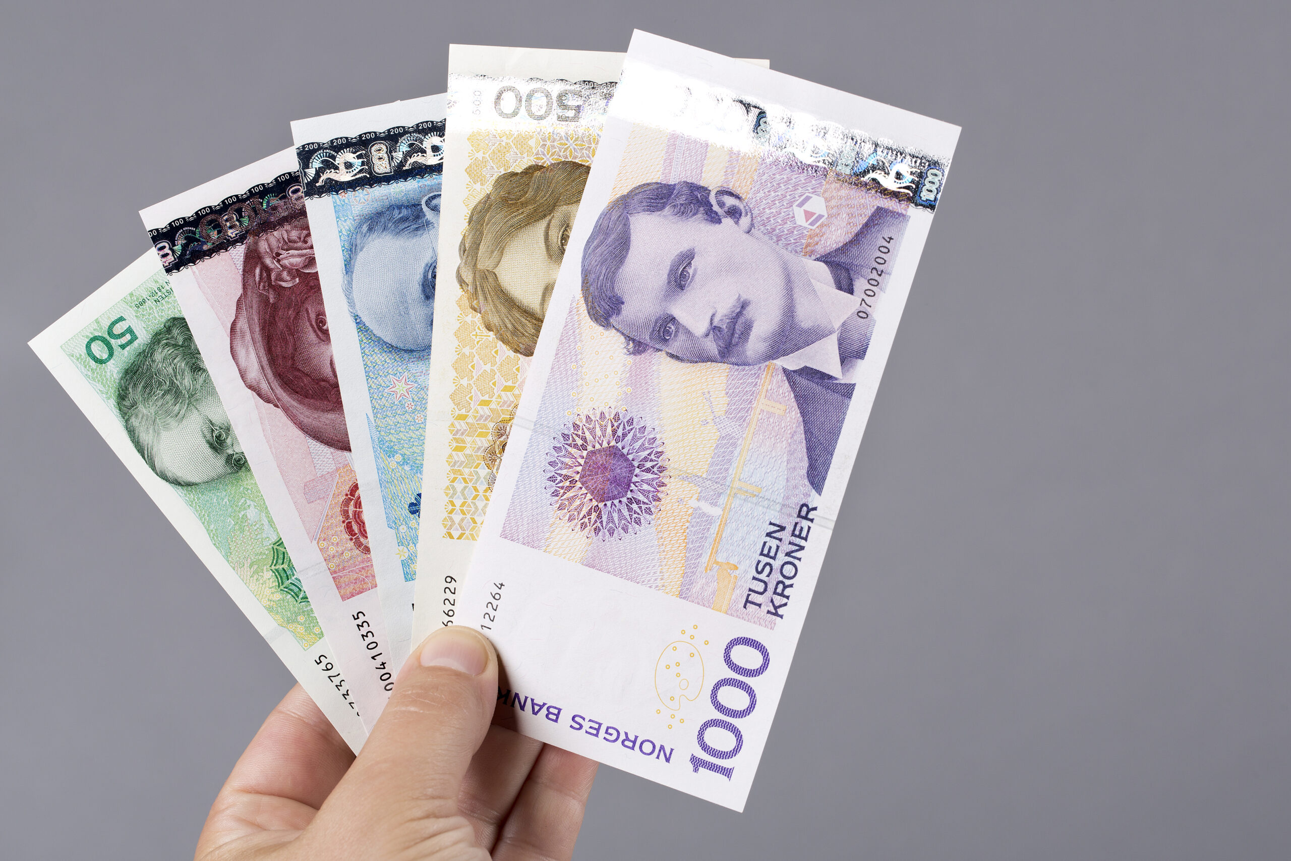 Trzymane w dłoni banknoty, które symbolizują PKB Węgier