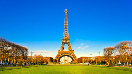 Słynna Wieża Eiffla w Paryżu na tle niebieskiego nieba