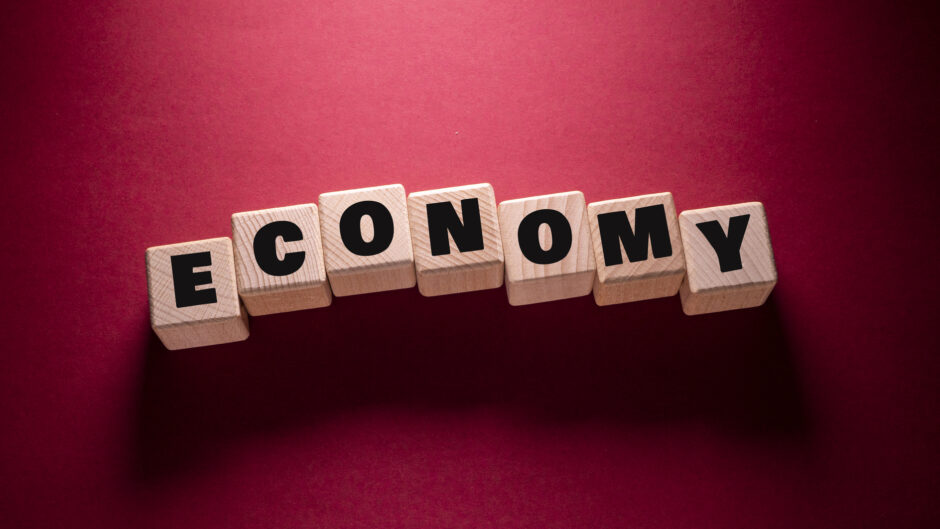 Wyraz "Economy" ułożony z drewnianych literek na czerwonym tle