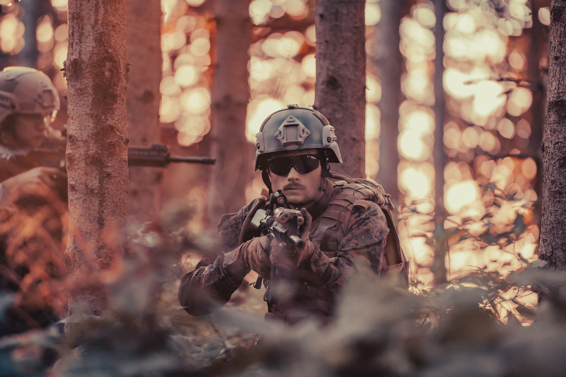 Niemiecki żołnierz w pełnym umundurowaniu, emanujący profesjonalizmem i odwagą, podczas akcji z karabinem w lesie