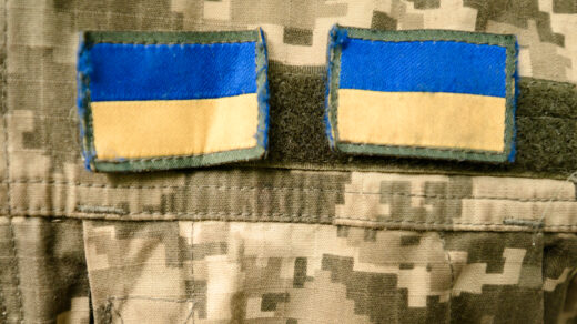 Flagi ukraińskie umieszczone na mundurze wojskowym, symbolizujące dumę i patriotyzm