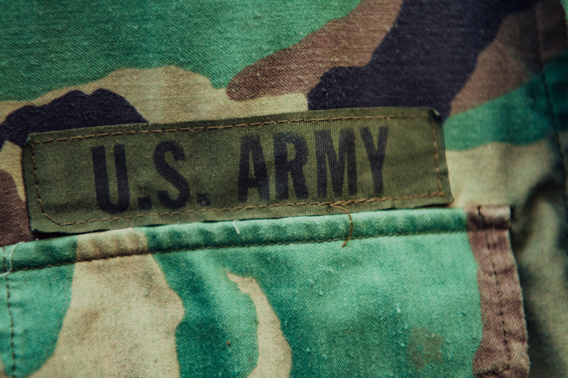 Żołnierz z naszywką "USA Army" umieszczoną na jego mundurze, symbolizującą przynależność do amerykańskiej armii