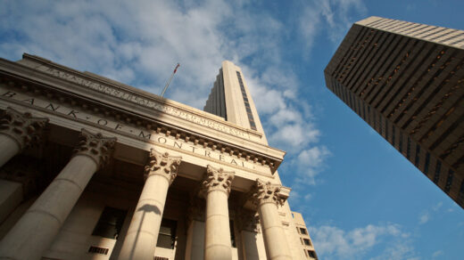 Imponujący budynek banku centralnego, symbol stabilności i kontroli finansowej