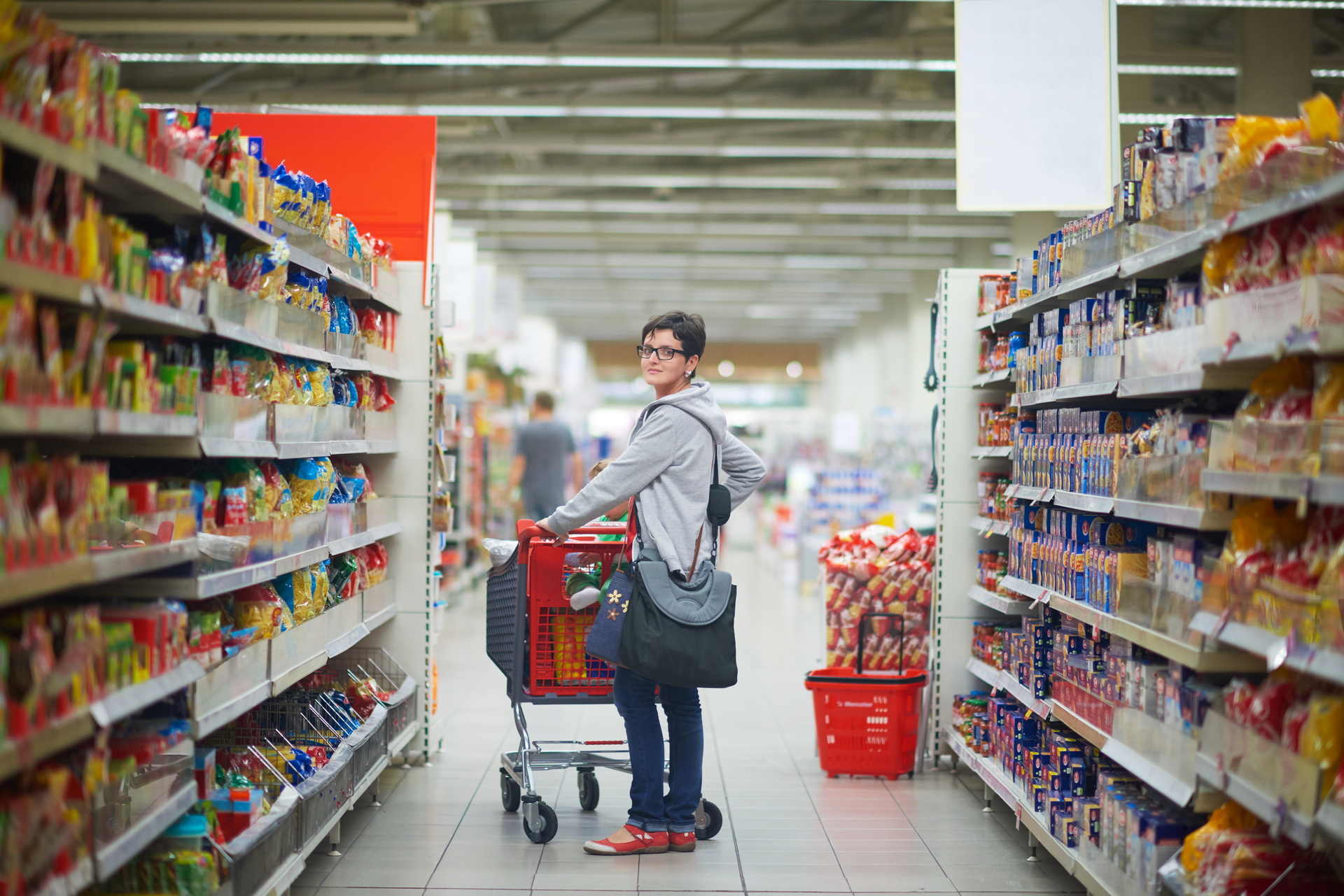 Kobieta na zakupach spożywczych w supermarkecie