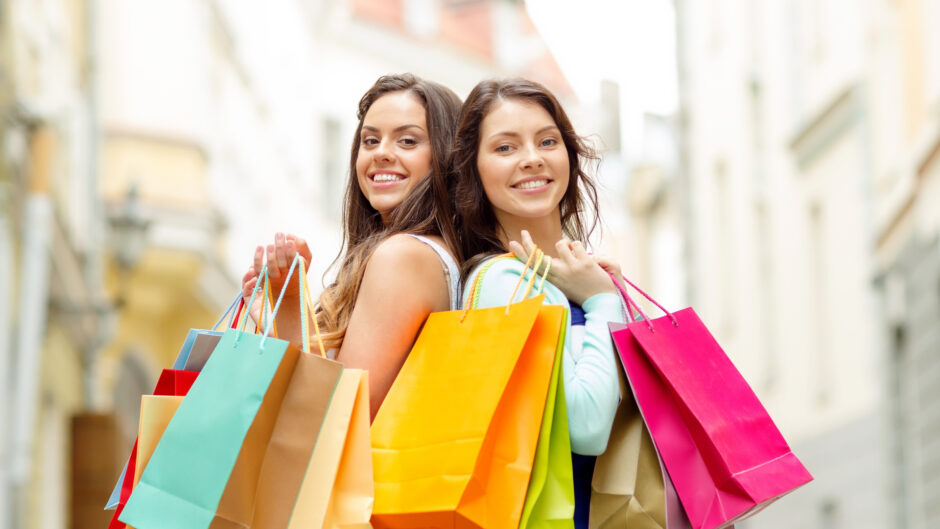 Młode kobiety z zakupami po cenie detalicznej - radość z nowych produktów i atrakcyjne oferty