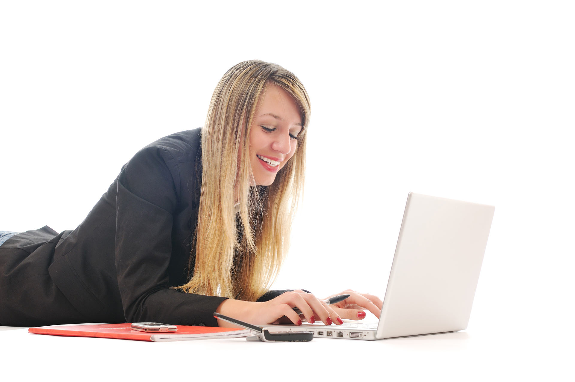 Kobieta pracująca zdalnie na laptopopie