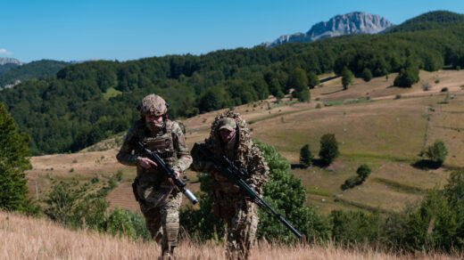 Żołnierze Wojsk Obrony Terytorialnej w pełnej gotowości podczas akcji na polach