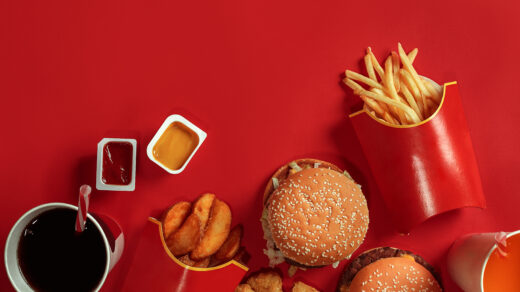 Jedzenie z McDonald's na czerwonym tle