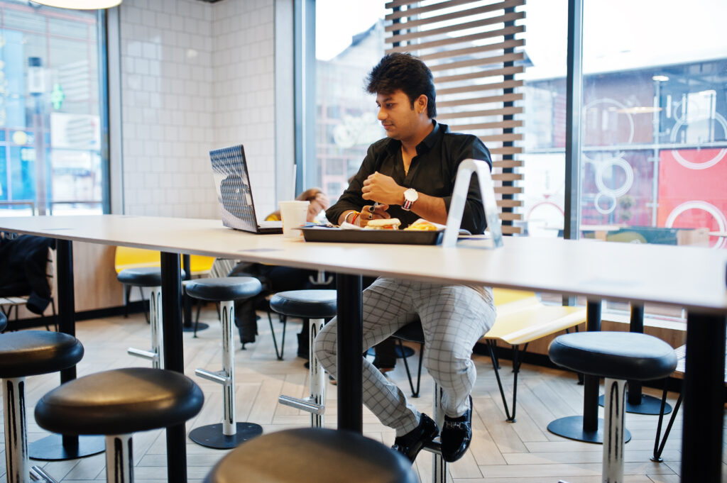 Właściciel McDonald's podczas pracy z laptopem