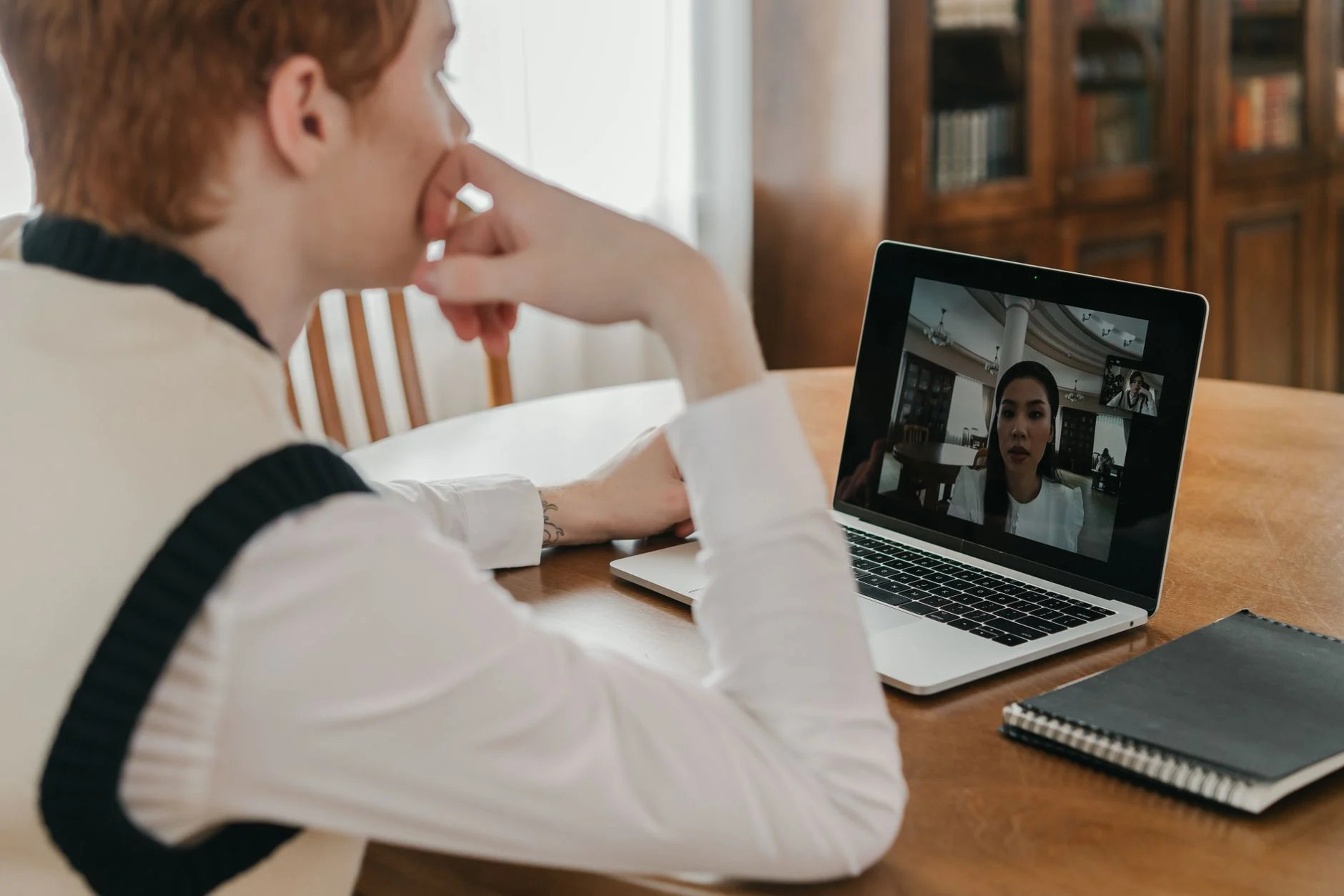 Mowa ciała podczas spotkania online. Jak wyglądać profesjonalnie?